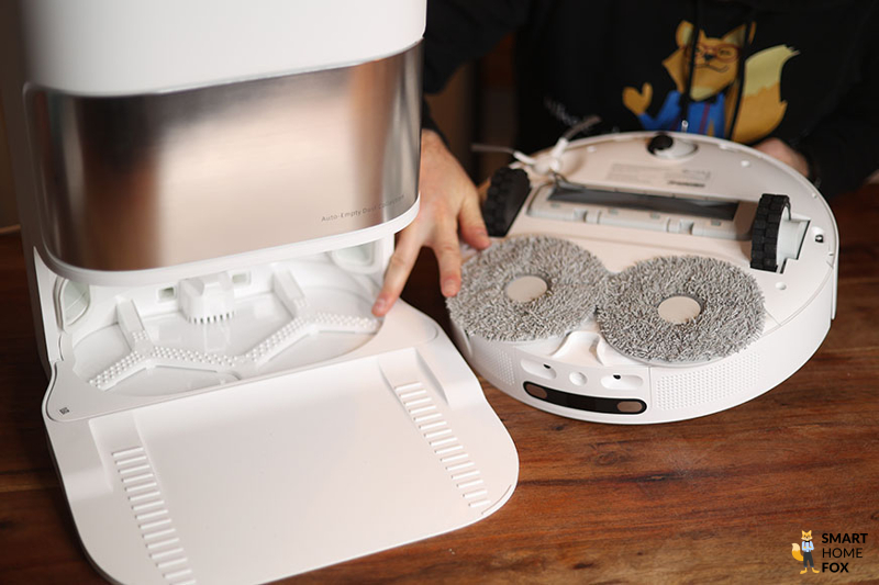 The two rotating mop pads of the Dreame L10s Ultra can be seen from below.